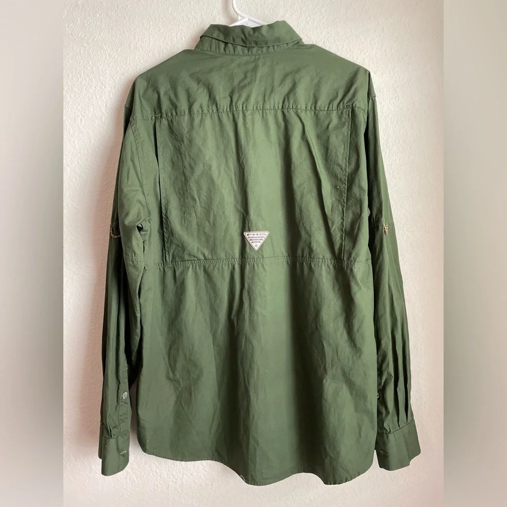 Columbia MilitaryGreen with camo lining Casual Button Down Shirt size M